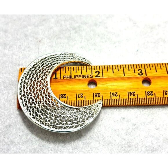 Sara Coventry MARKED Silver-Tone Crescent Moon Brooch With Lattice Design - Picture 6 of 9